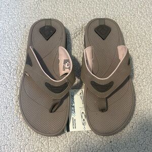 BRAND NEW REEF - Flip Flops. Size 8. Lots of cushion.